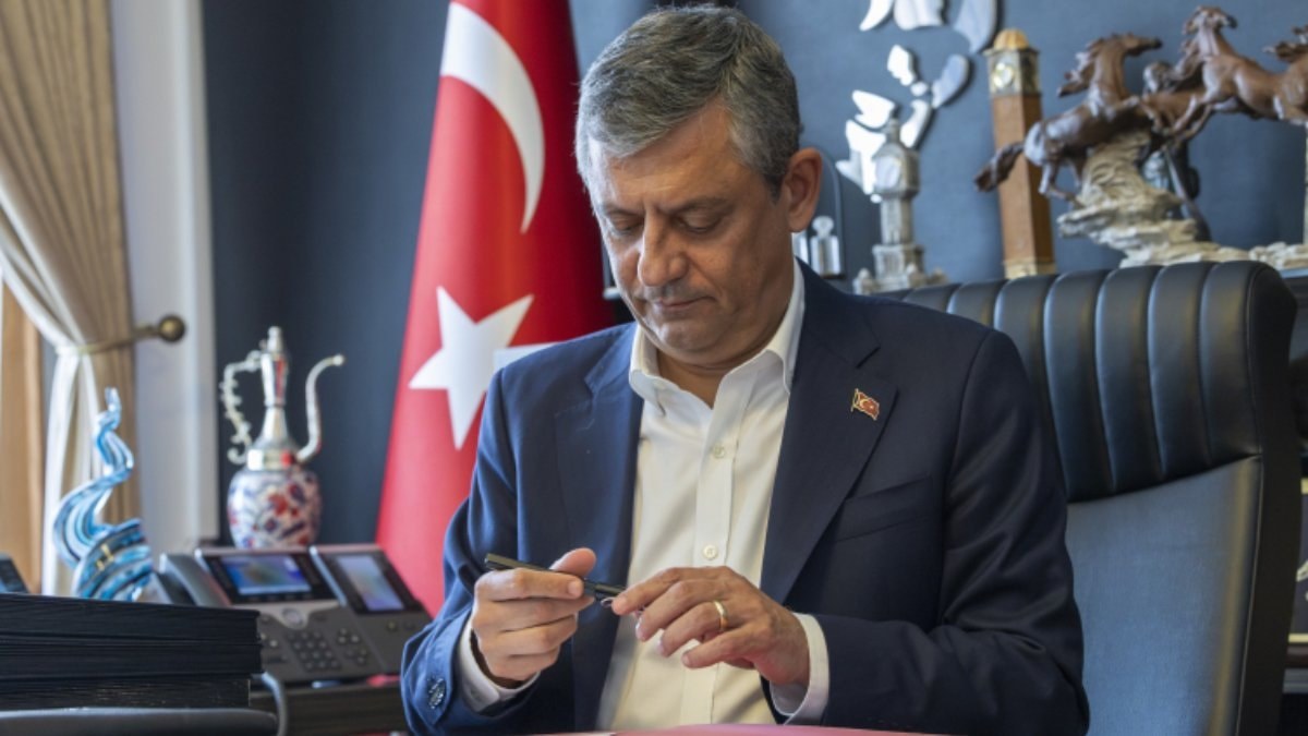 Özgür Özel, CHP'den istifa etti
