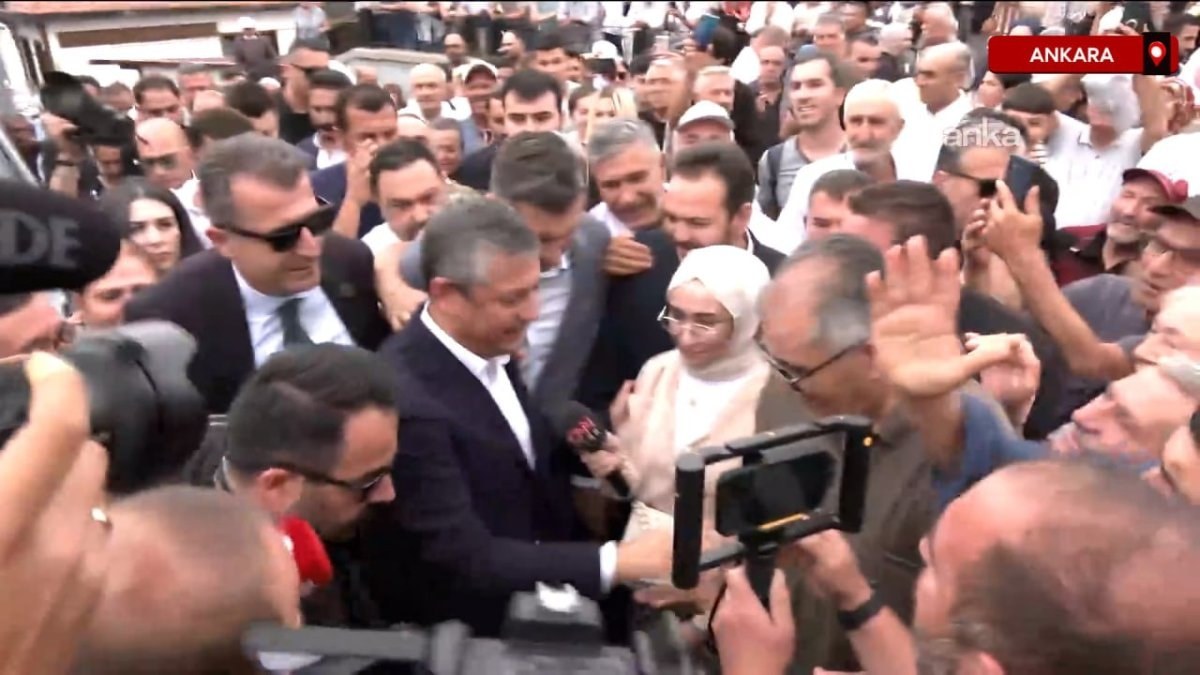 Özgür Özel, Cuma namazı için Hacı Bayram Veli Camii'ne gitti