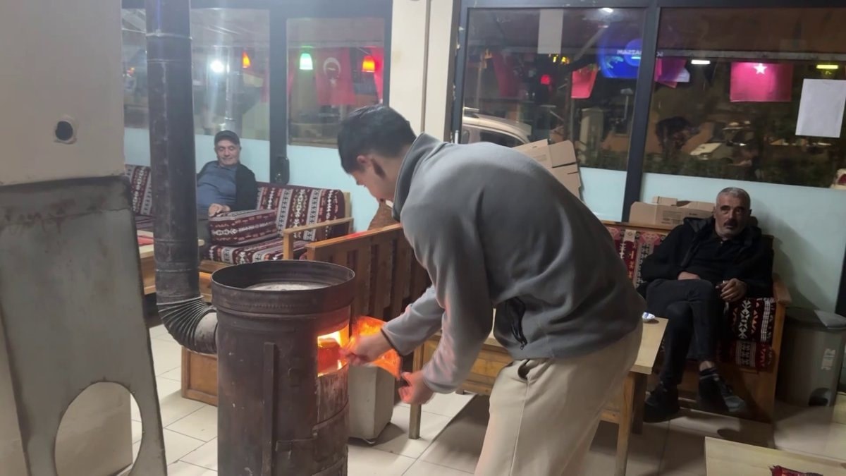Türkiye sıcaktan kavrulurken Sivas'ta halen soba yakılıyor