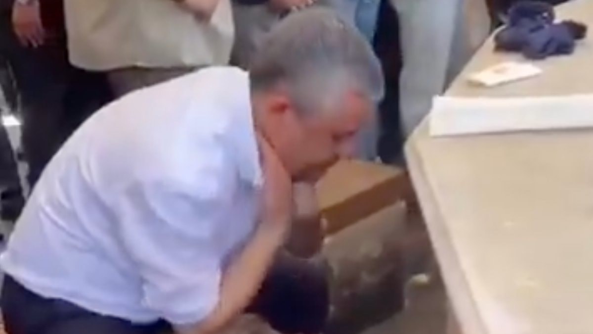 Yeni Parti Lideri Özgür Özel abdest alırken görüntülendi