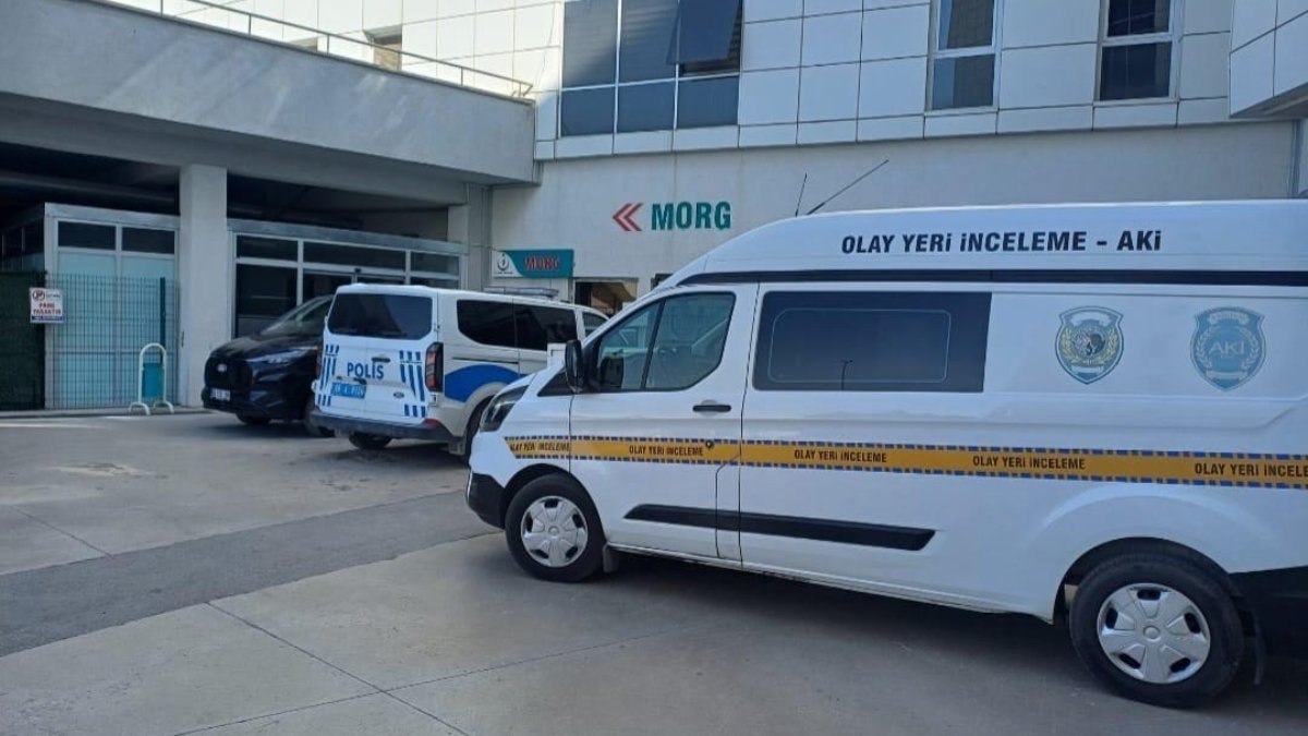 Aksaray'da iki otomobil çarpıştı; anne öldü, baba ile kızı yaralı