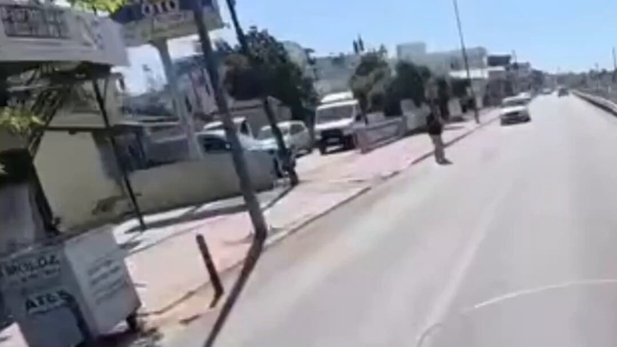Antalya'da trafikte ilginç anlar: Yayaya neden yol veriyorsun