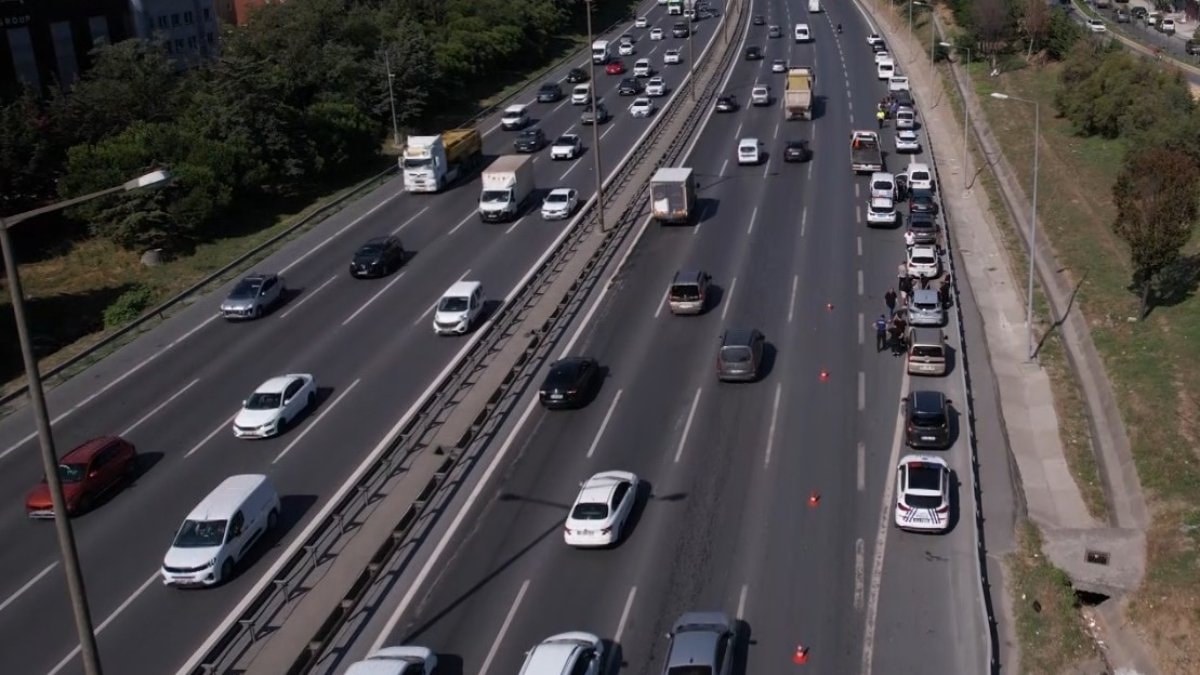 İstanbul'da 10 araç birbirine girdi: Trafik yoğunluğu havadan görüntülendi