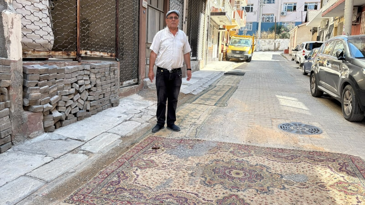 İzmir'de kazılan yolları belediye onarmadı: Vatandaş çukurları halıyla kapattı