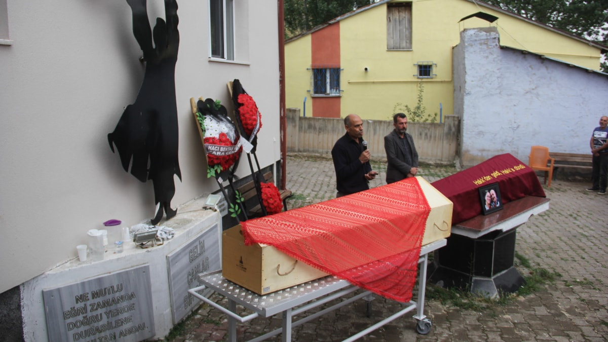 İzmir'deki kazada hayatını kaybeden karı koca defnedildi
