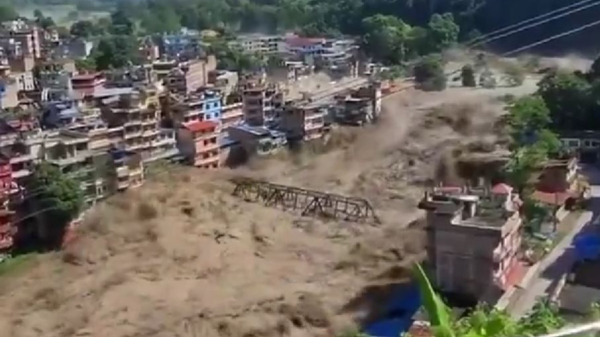 Nepal'deki sel felaketinde azgın sular önüne kattığı köprü ve evleri sürükledi
