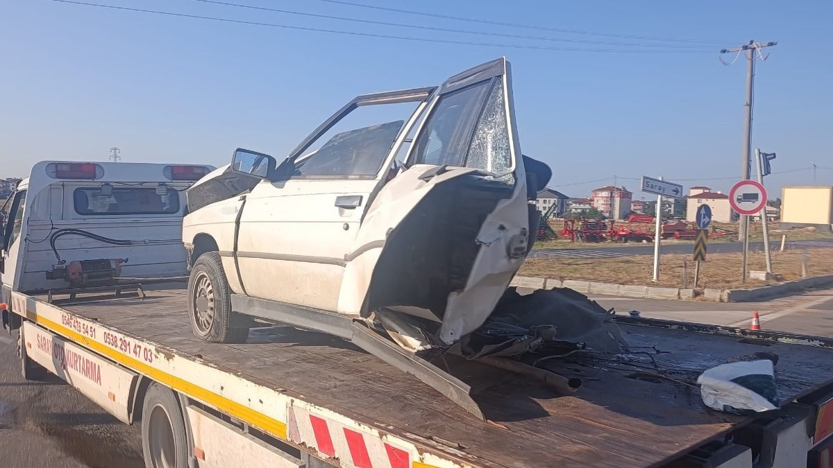 Tekirdağ'da otomobil ikiye bölündü: Sürücü sağ çıkmayı başardı
