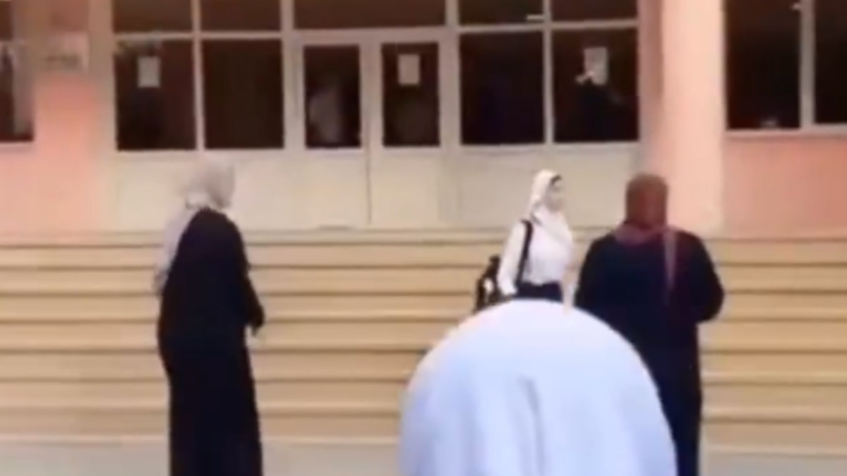 Azerbaycan'da başörtülü öğrenciler okula alınmadı