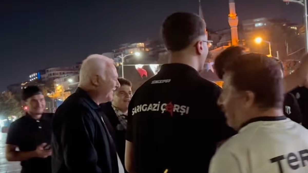 Beşiktaşlı gençler Üsküdar sahilde Nihat Hatipoğlu ile karşılaştı: 'Allah Kitap Beşiktaş'