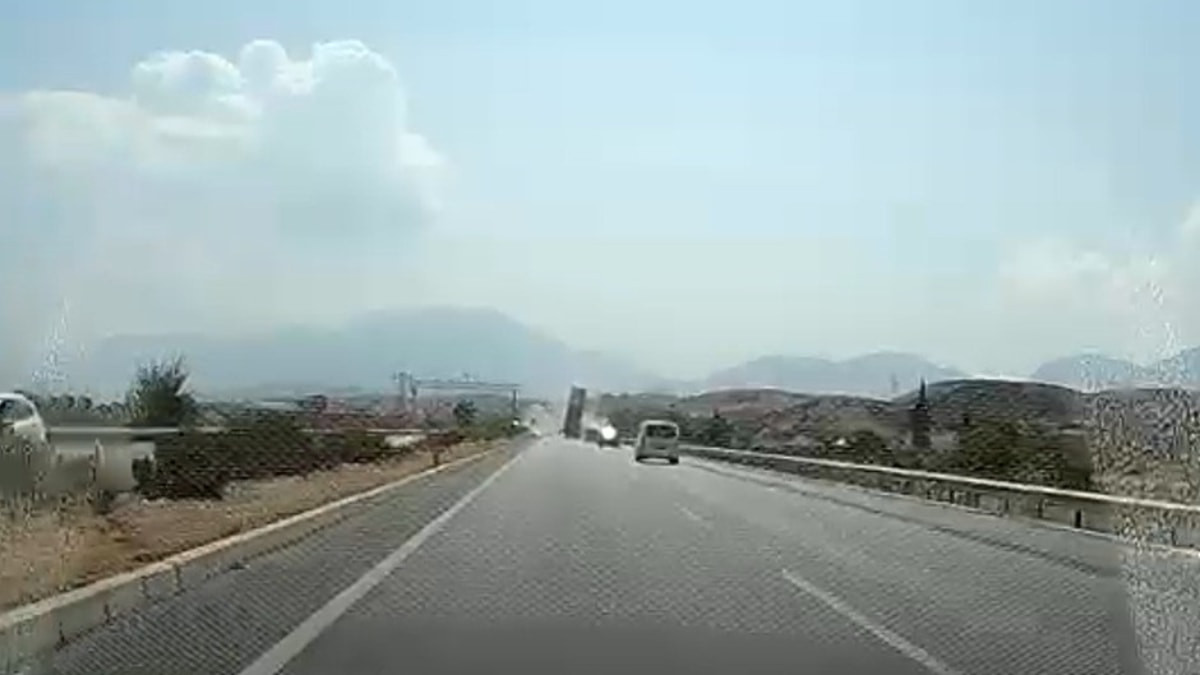 Denizli'de tırın açık unutulan tırı dorsesi, EDS levhasını yerinden söktü