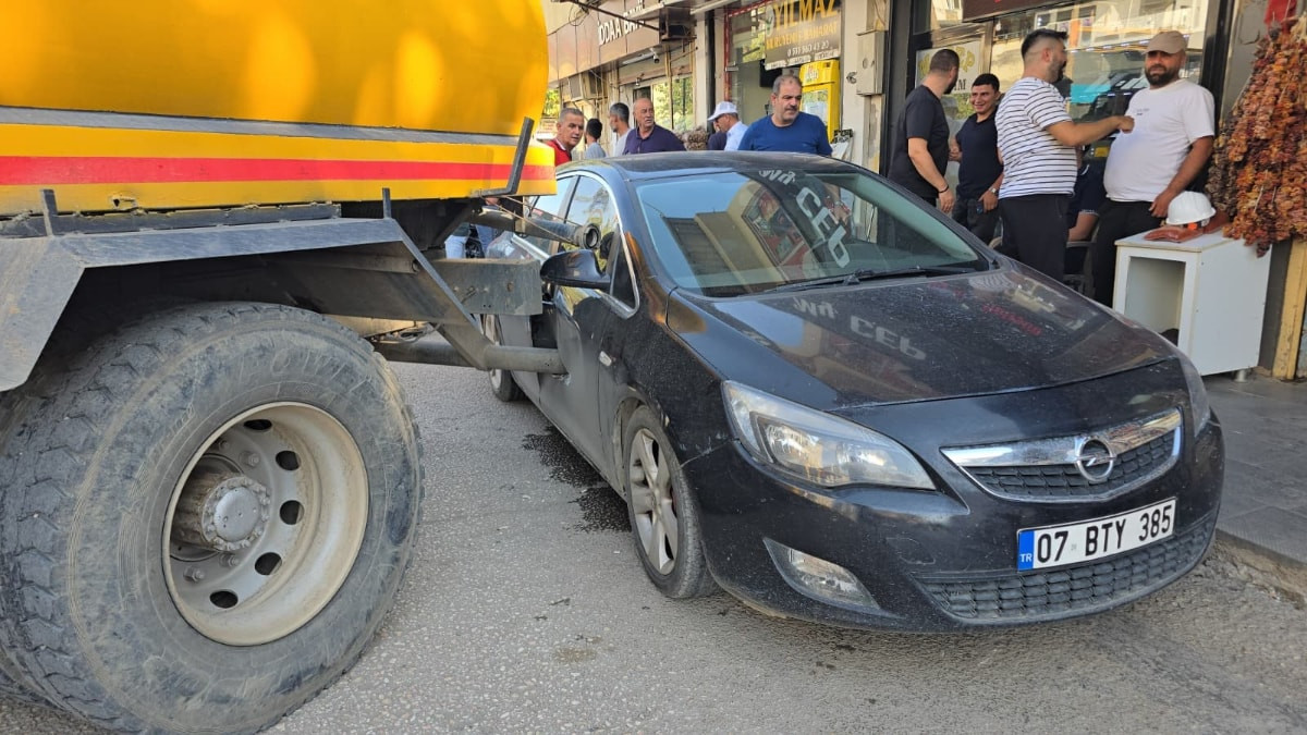 Gaziantep'te el freni çekilmeyen su tankeri 3 araca çarptı: Facianın eşiğinden dönüldü