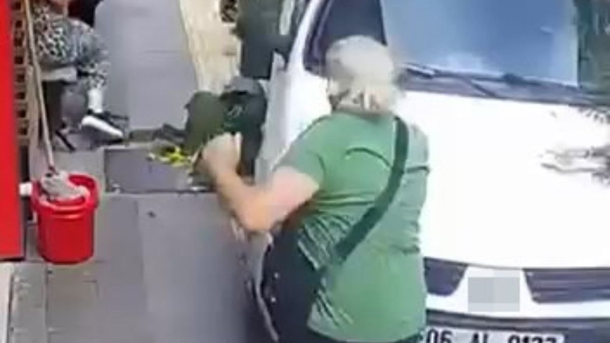 Giresun'da el freni çekilmeyen otomobil kaldırıma çıktı: Yaya ezilmekten son anda kurtuldu