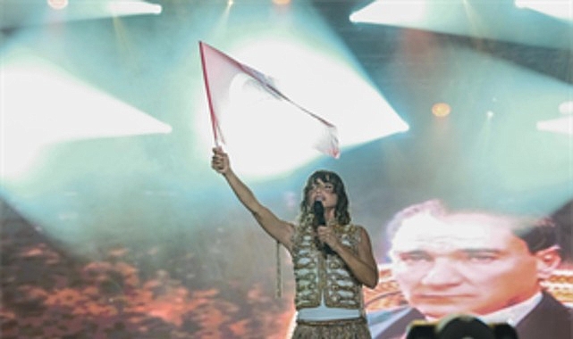 İEF'de müzik ve mizah bir arada
