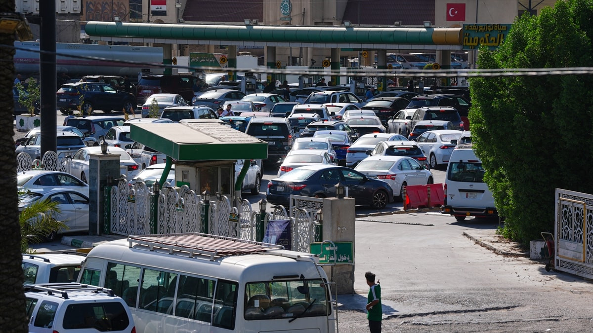 Irak'ta akaryakıt krizi: Benzin alabilmek için saatlerce kuyrukta bekliyorlar