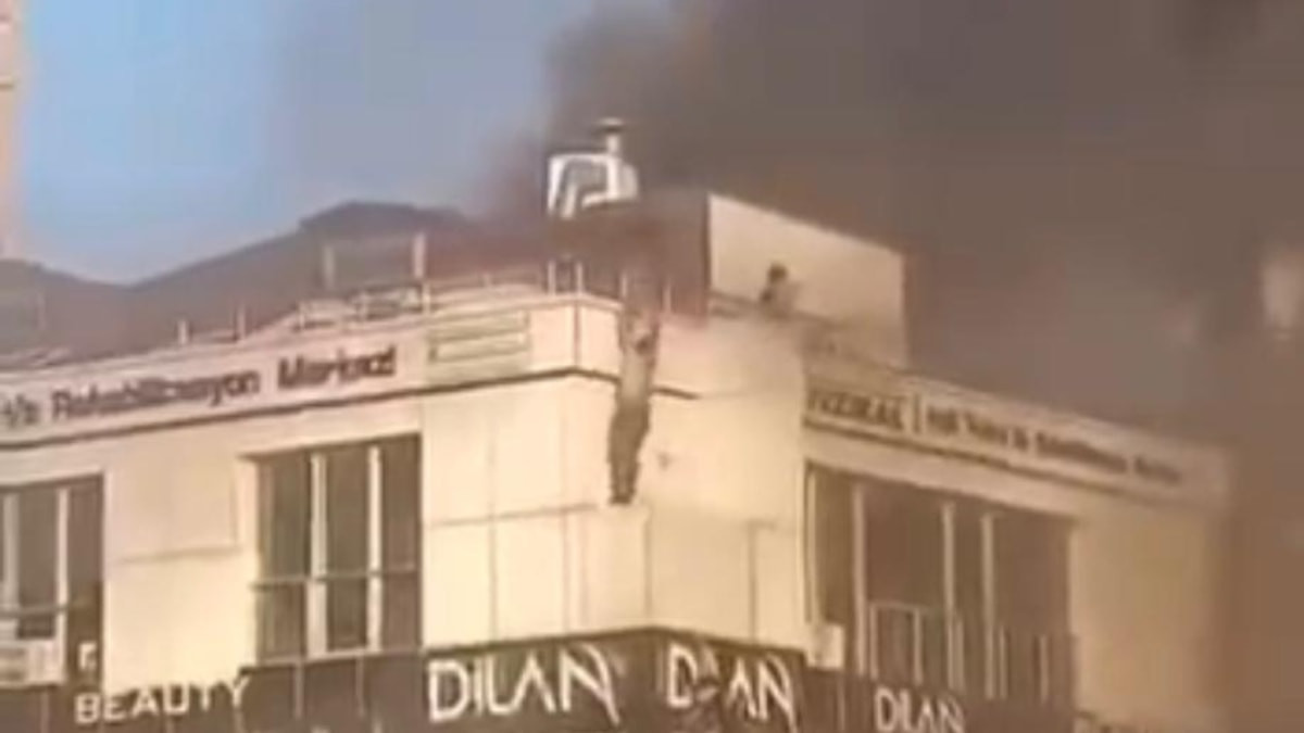 İstanbul'da binayı saran yangında mahsur kalanlar çatıdan atladı
