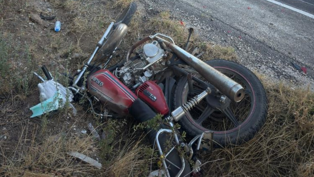 İzmir'de yol kenarında bekleyen motosiklet sürücüsüne otomobil çarptı