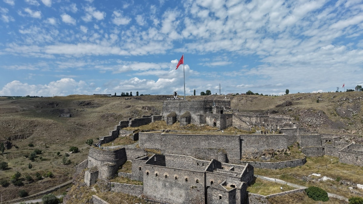 Kars Kalesi ihtişamıyla büyülüyor