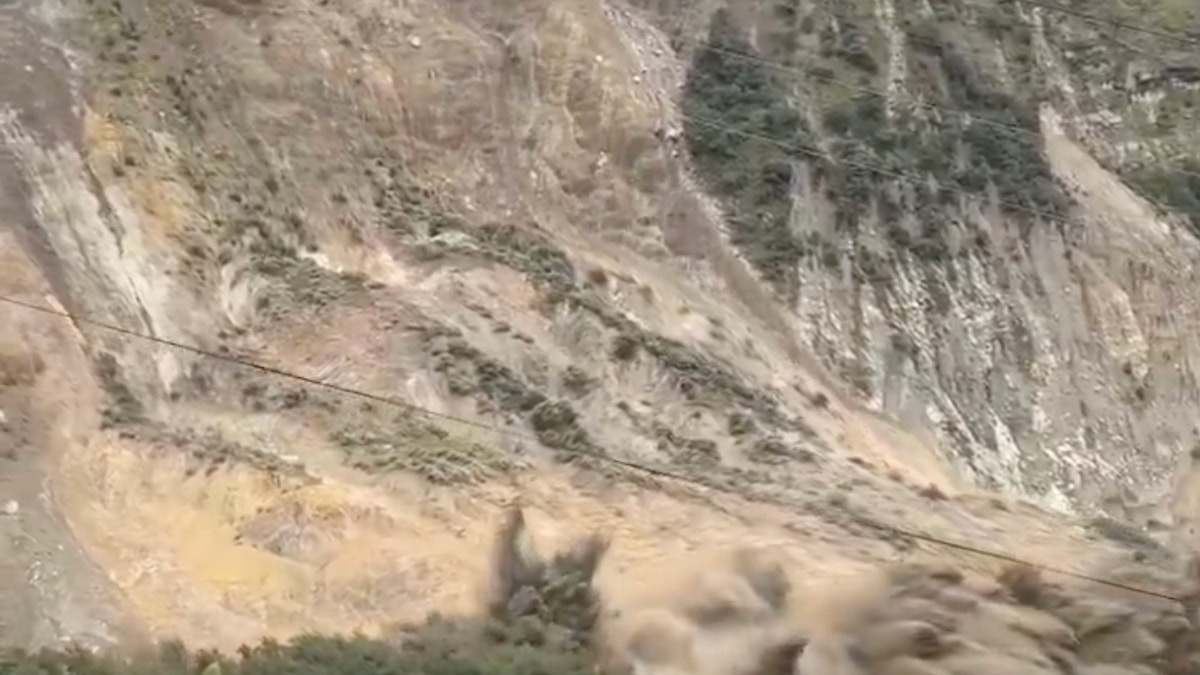Nepal'de heyelan sonucu dağ çöktü
