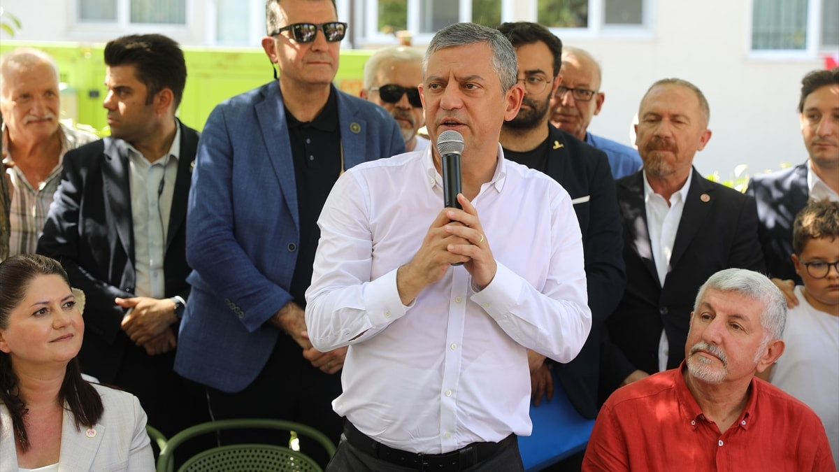 Özgür Özel’den parti gafı: Yeni Parti yerine CHP dedi, İYİ Parti’ye üye istedi
