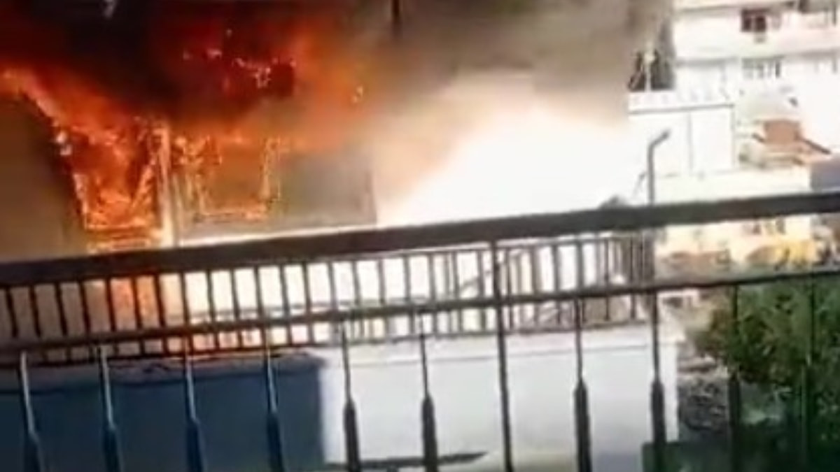 Antalya'da evini ateşe verdi