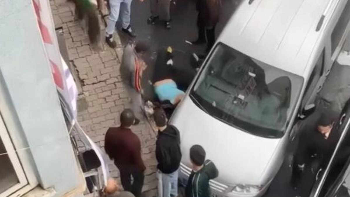 Beyoğlu'nda otel tabelasına çıkan kadın düşerek yaralandı