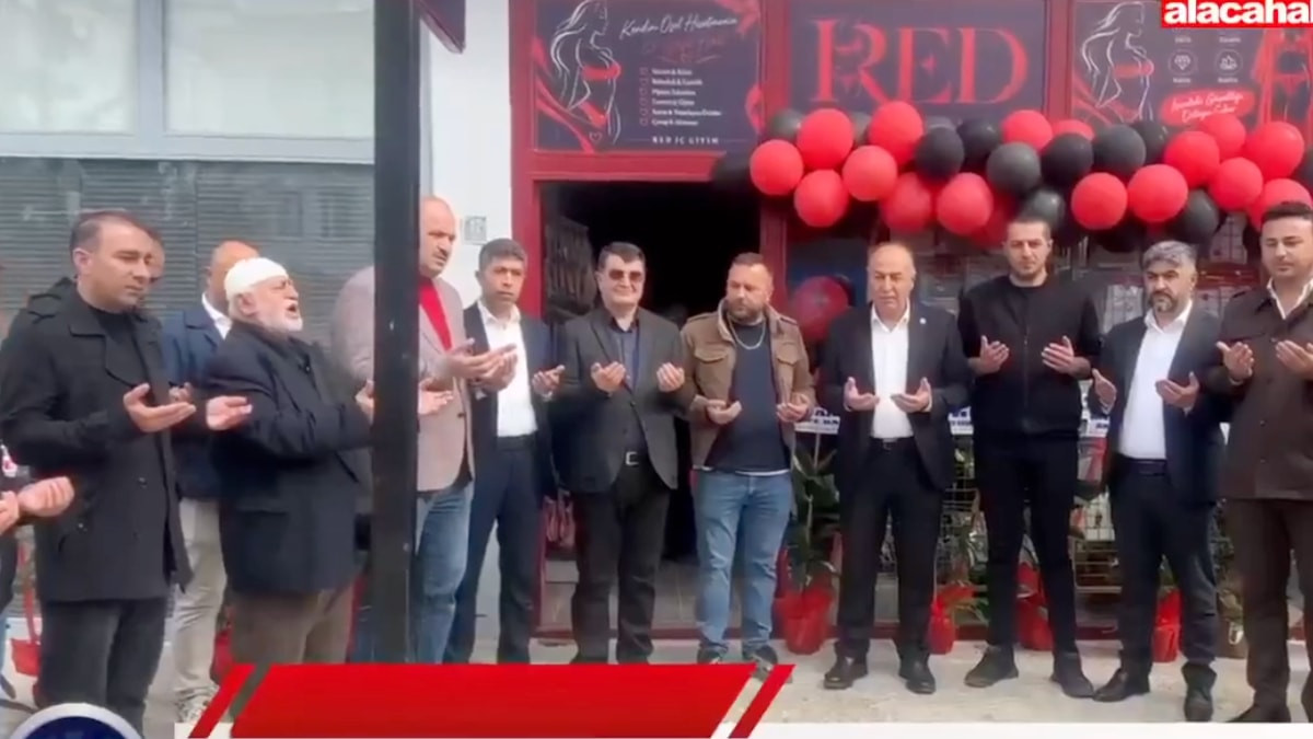 Çorum’da fantezi iç giyim mağazası dualarla açıldı