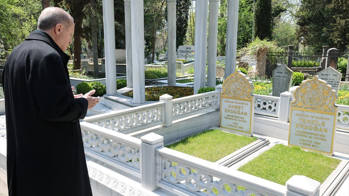 Cumhurbaşkanı Erdoğan'dan anne ve babasına kabir ziyareti