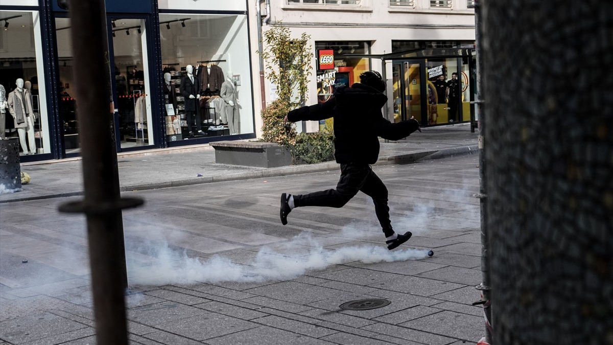 Fransa kaynıyor: Esnaf yağmalara karşı koruma tuttu