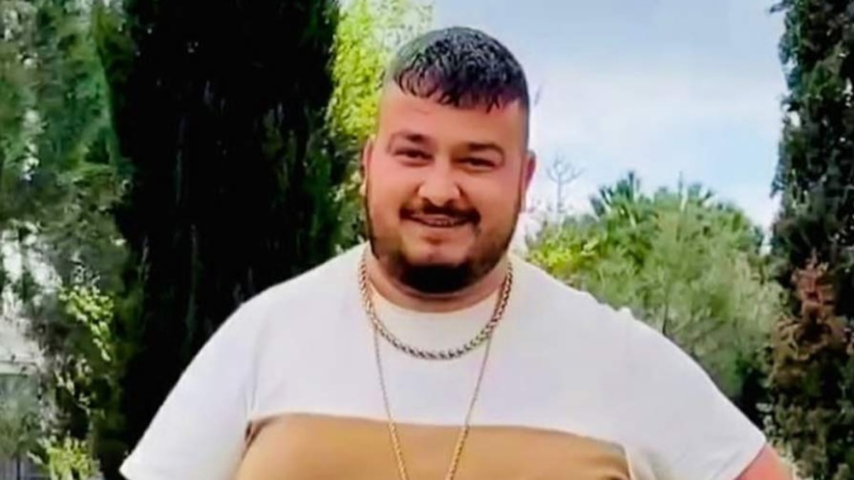 Göbeğini sallamasıyla ünlenen Yasin Cengiz, tekerlekli sandalyeyle görüntülendi