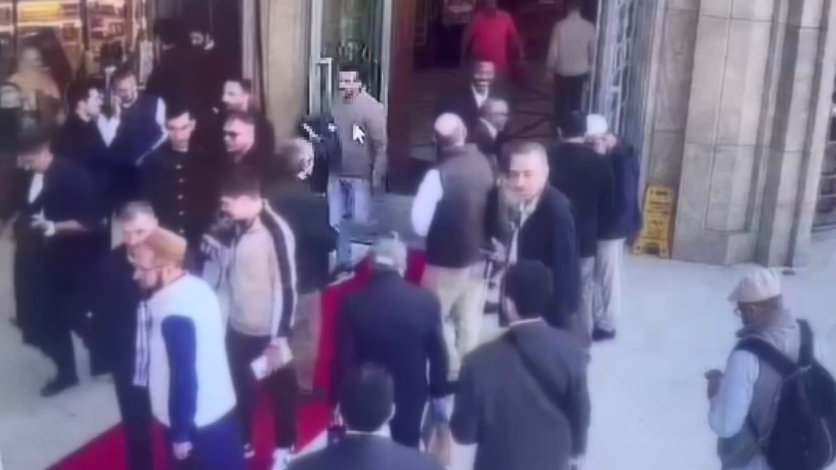 İstanbul Beyoğlu'nda camide para dolu çanta çalan zanlı tutuklandı