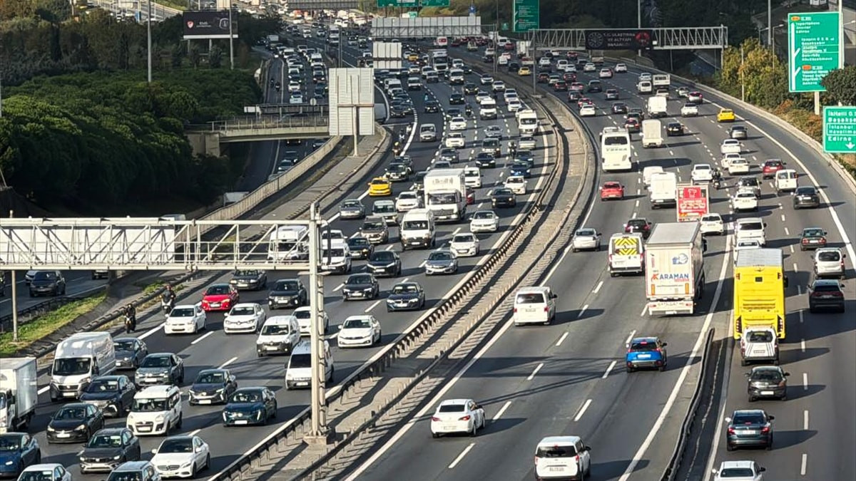 İstanbul'da sabah saatlerinde trafik yoğunluğu yaşanıyor