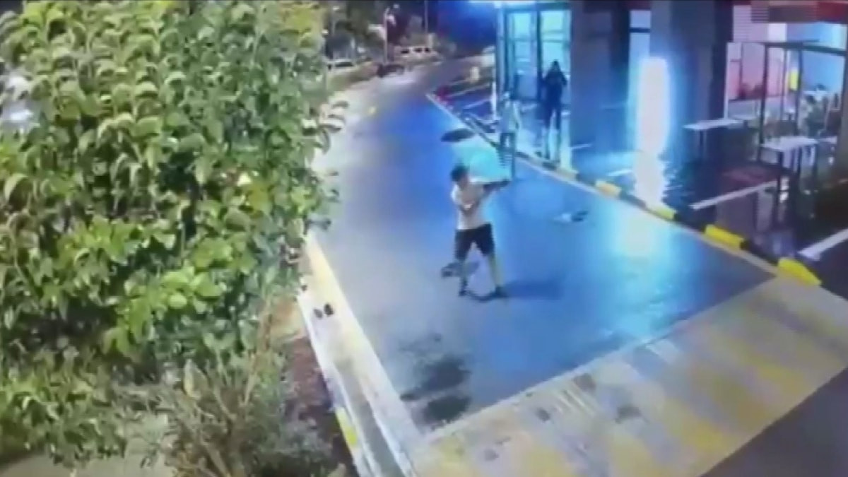 İstanbul'da suç örgütü operasyonlarında ele geçirilenler emniyette sergilendi
