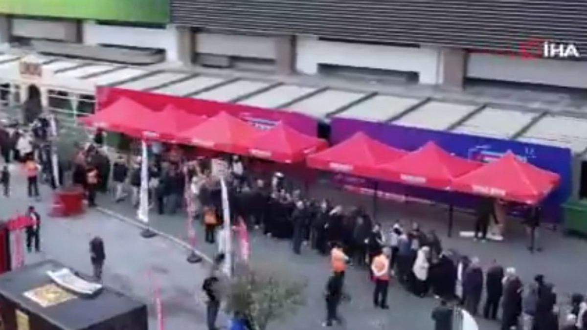 İstanbul'da zincir market açılışında izdiham