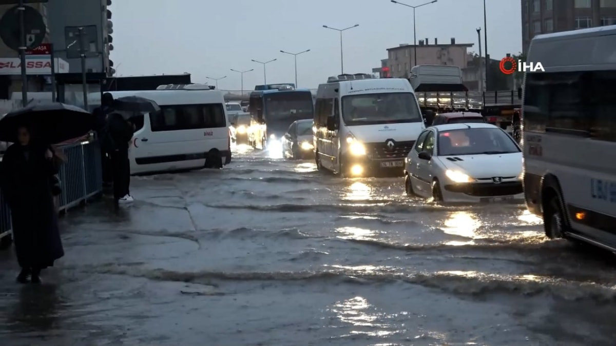 İstanbul'u sağanak vurdu: Yollar göle döndü