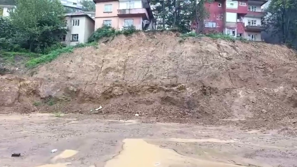 Zonguldak'ta yağışın ardından istinat duvarında çökme meydana geldi